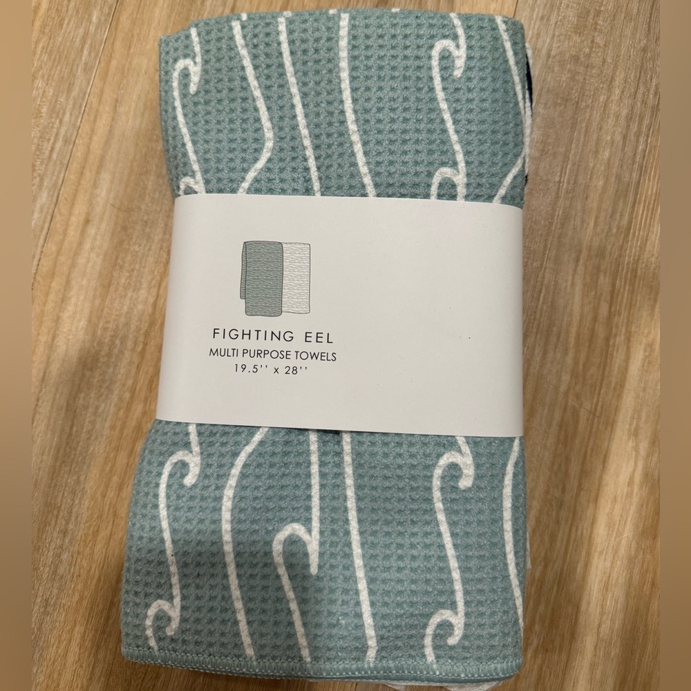 NWT Fighting Eel Multipurpose Towel Set
